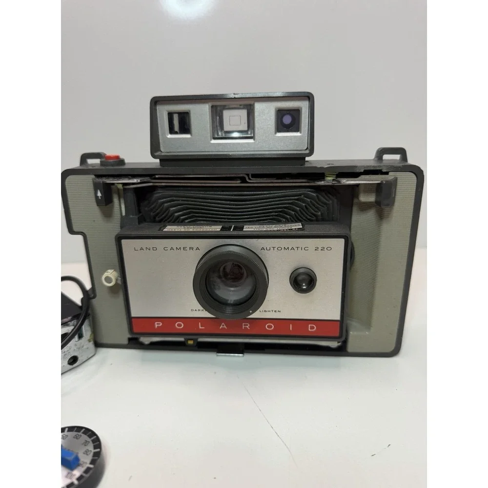 Vintage Polaroid Land Camera Automatic 220 w/ Flash,‎ Timer & Flashbulbs